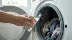 Aggiungi un bicchiere alla lavatrice: i vestiti diventeranno più bianchi della neve